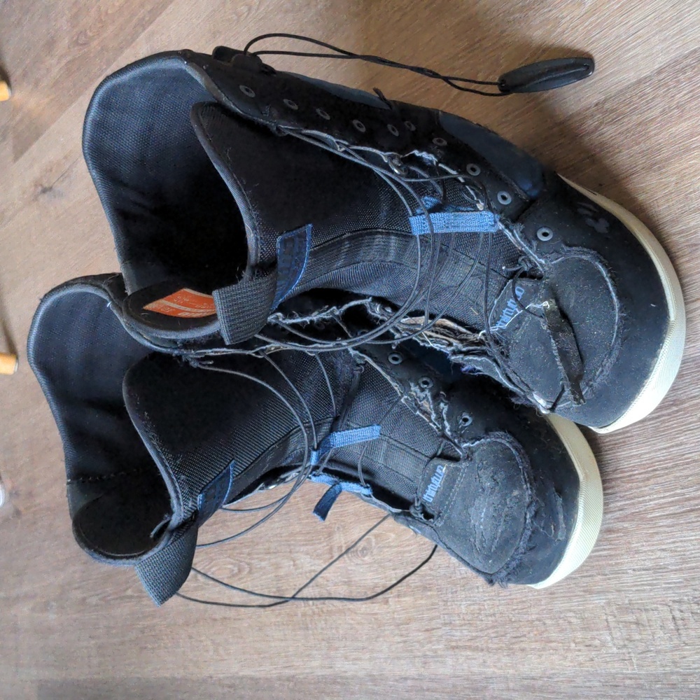 Snowboard boots